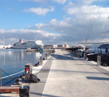 Pantalan del mediterraneo y edificio muelle viejo