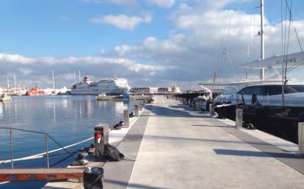 Pantalan del mediterraneo y edificio muelle viejo